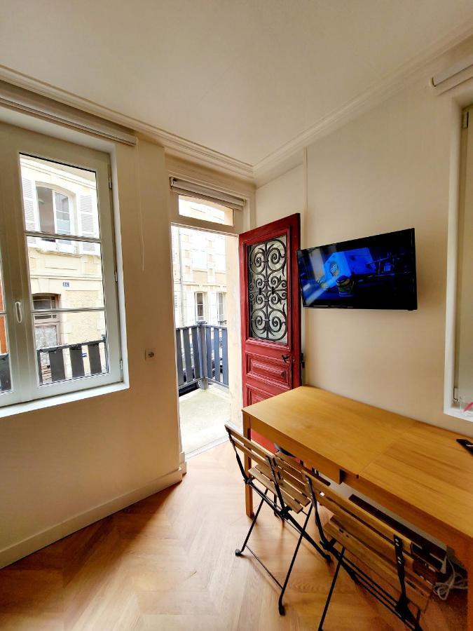Studio Jeannette: Beachside Balcony Retreat with Wi-Fi Trouville-sur-Mer Exterior photo